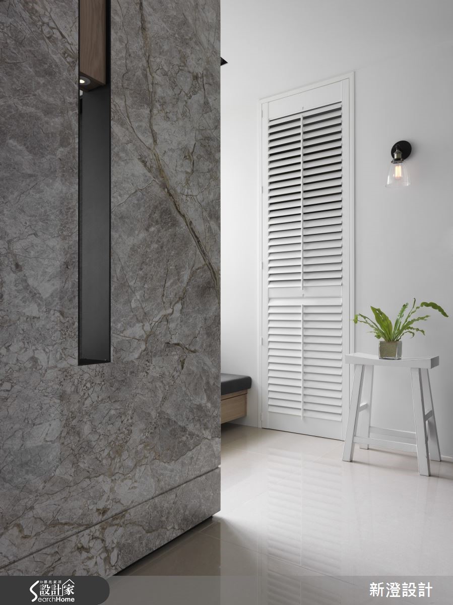 設計師為 63 坪宅邸注入大量純白色調，卻因為融合各種